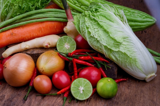 Verdure organiche fresche sulla vecchia tavola di legno cibo naturale