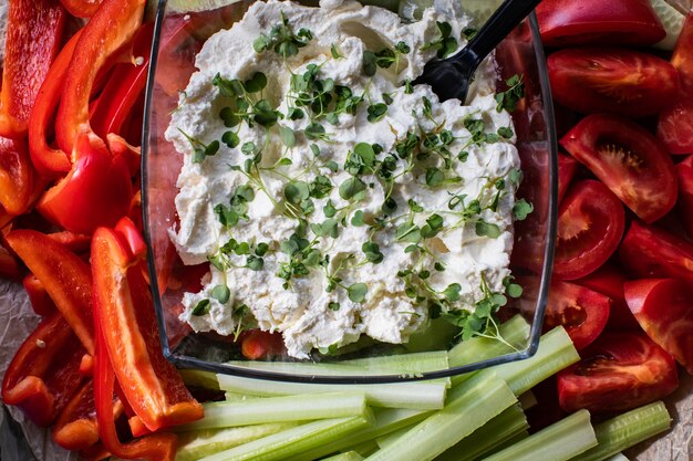 Verdure paprika pomodori e sedano e crema di formaggio spalmabile