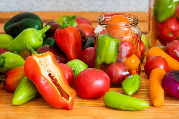 Verdure peperoni paprika pomodori carote cipolle Ingredienti per il lecho il piatto nazionale della cucina ungherese preparato per la conservazione in vasetto di vetro