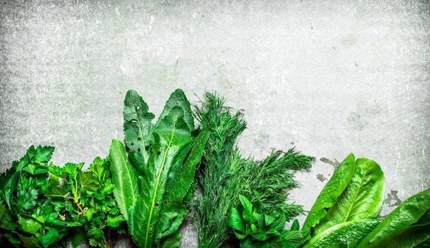 Verdure piccanti fresche sul tavolo di pietra