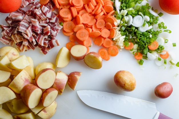 Verdure primaverili e pancetta sul tavolo della cucinaI cibi sani sono in tavola Cibo fatto in casa