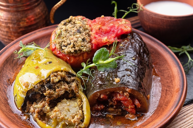 Verdure ripiene, pepe bulgaro, pomodoro, melanzane, con salsa