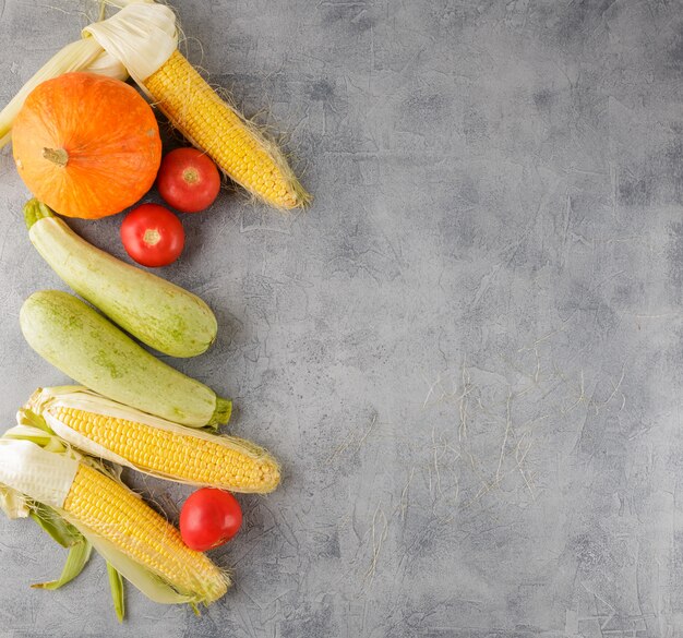 Verdure sfondo mais, pomodori, zucchine