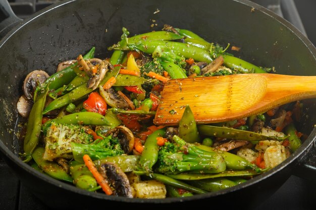 Verdure stufate in salsa yakisoba, funghi roccoli e piselli