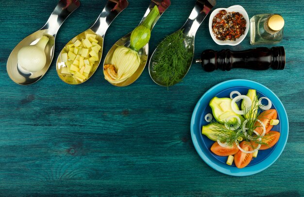 VERDURE SU FONDO. VERDURE E SPEZIE FRESCHE SU UNA SUPERFICIE DI LEGNO. SPAZIO DI COPIA