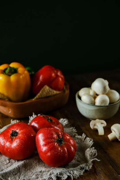 Verdure su un tavolo di legno Verdure di stagione Pomodori peperoni cetrioli funghi sul tavolo