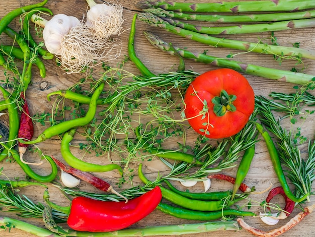 Verdure su un tavolo di legno