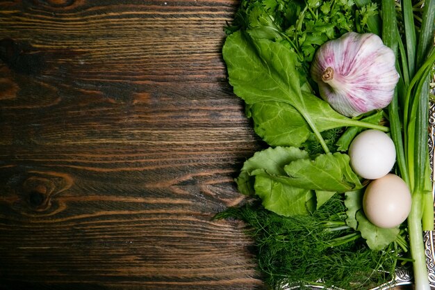 Verdure su un tavolo di legno