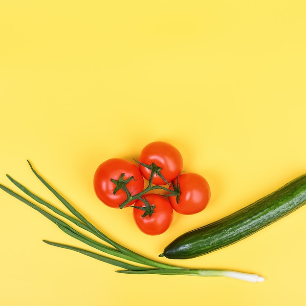 Verdure su uno sfondo giallo