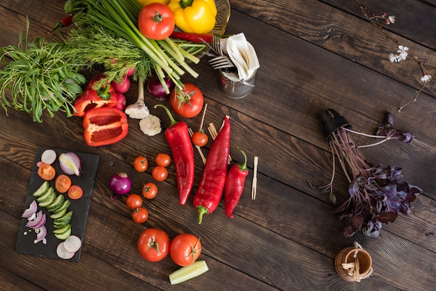 Verdure variopinte fresche da un orto su un fondo di legno scuro