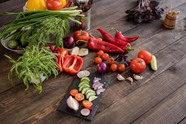 Verdure variopinte fresche da un orto su un fondo di legno scuro