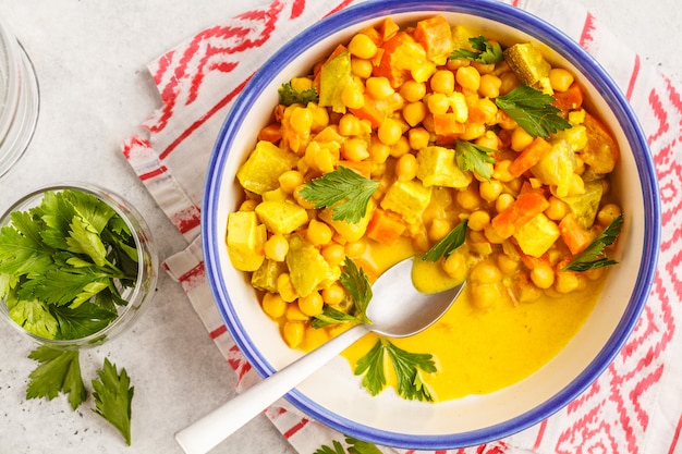 Verdure vegano di ceci con latte di cocco e coriandolo, vista dall&#39;alto.