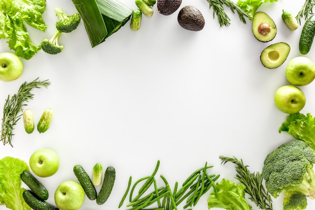 Verdure verdi assortite per insalata o frullati