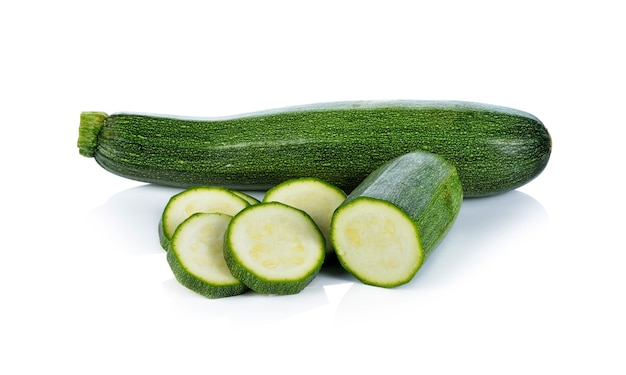 Verdure verdi dello zucchini isolate su bianco