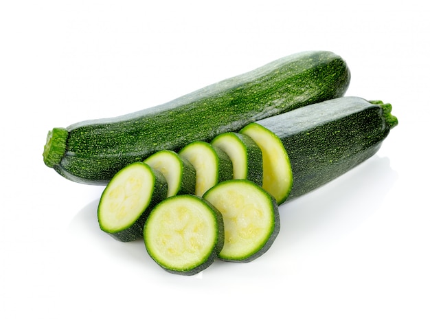 Verdure verdi dello zucchini isolate su bianco