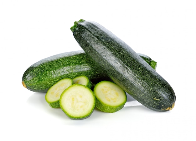 Verdure verdi dello zucchini isolate su bianco