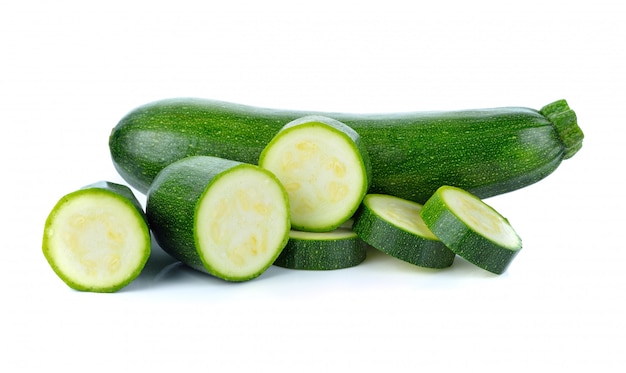 Verdure verdi dello zucchini isolate su bianco