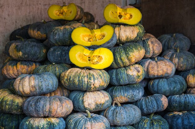 Verdure verdi e gialle al mercato in Tailandia