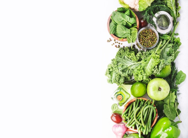 Verdure verdi erbe fagioli e frutta Sano pulito mangiare verdure a foglia semi supercibi su sfondo bianco fonte proteica vegetariana e nutrizione dieta disintossicante