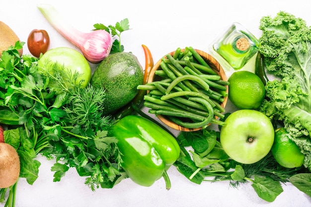 Verdure verdi erbe fagioli e frutta Sano pulito mangiare verdure a foglia semi supercibi su sfondo bianco fonte proteica vegetariana e nutrizione dieta disintossicante