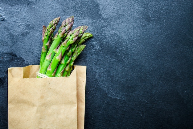 Verdure verdi fresche di asparagi