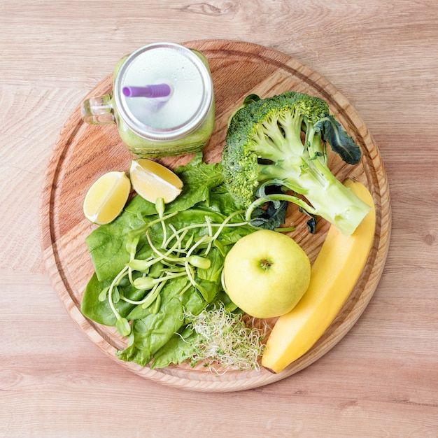 Verdure verdi fresche e frullato verde in vaso