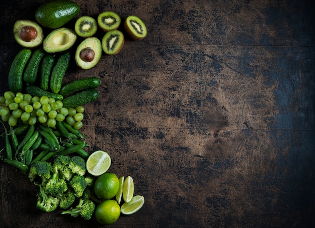 verdure verdi fresche e frutta del giardino su una tavola di legno