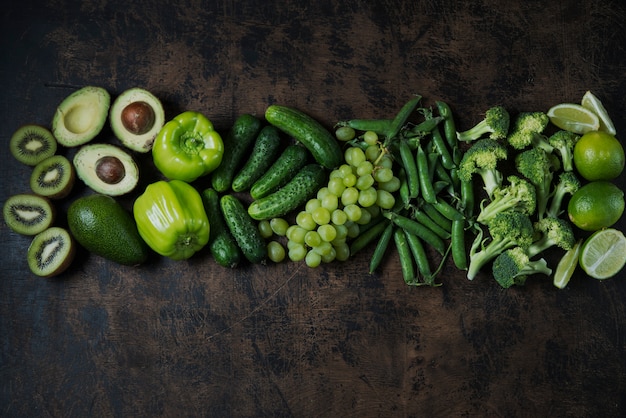 verdure verdi fresche e frutta del giardino su una tavola di legno