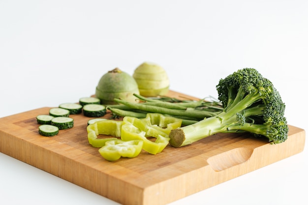 Verdure verdi fresche su tavola di legno