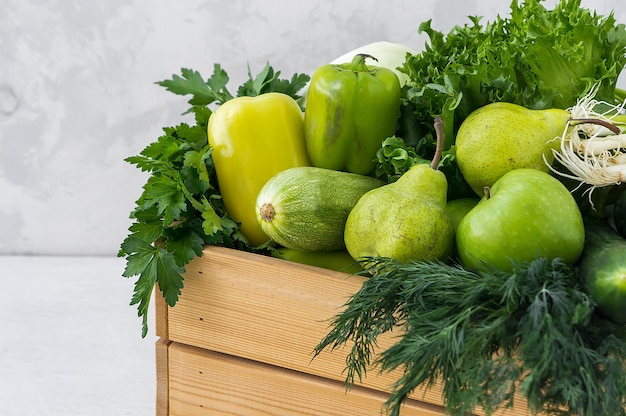 Verdure verdi in scatola di legno. Cibo ipoallergenico. Messa a fuoco selettiva