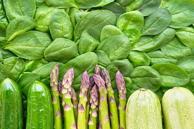 Verdure verdi sfondo piatto laici di asparagi spinaci cetrioli e zucchine cibo sano e