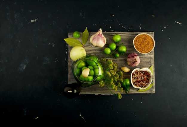 Verdure verdi sul tavolo di legno