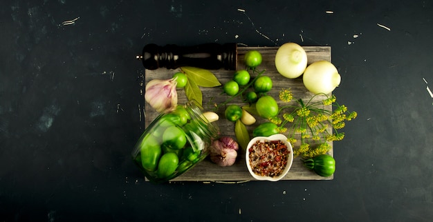 Verdure verdi sul tavolo di legno