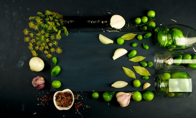 Verdure verdi sul tavolo di legno