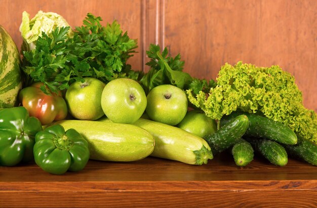 Verdure verdi utili su un fondo di legno.