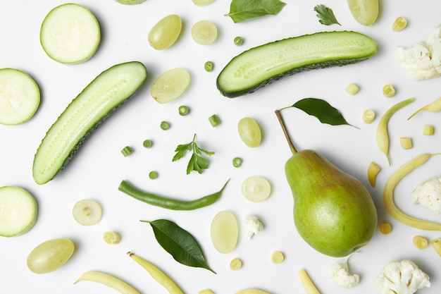 Verdure verdi utili su un tavolo bianco e cibo sano