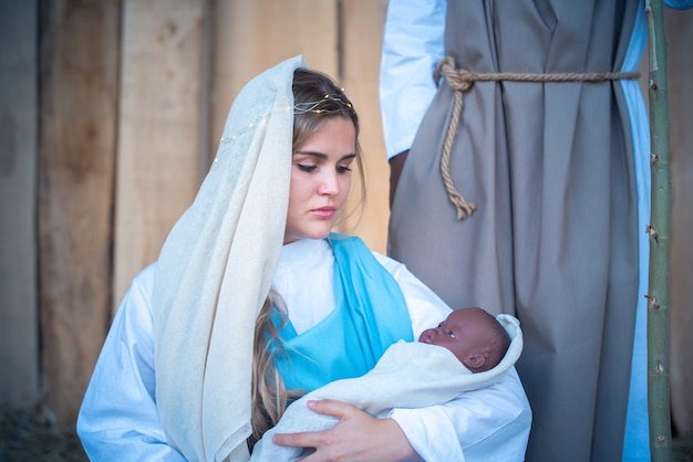 Vergine Maria caucasica che tiene in braccio un bambino nero che rappresenta Gesù