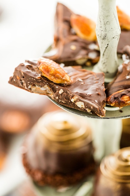 Verità di pasticceria gourmet al cioccolato con decorazioni divertenti.