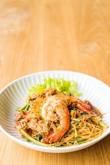 vermicelli bianchi fritti e mimosa d&#39;acqua con salsa piccante