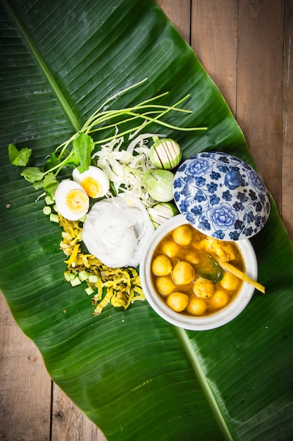 Vermicelli di riso locali e salsa al curry con verdura (Kanom Jeen Nam Ya)