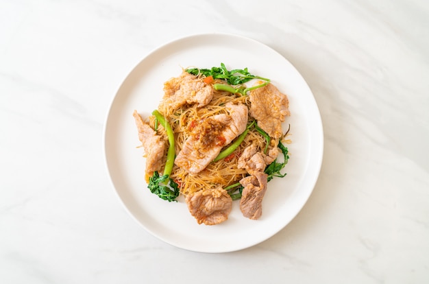 Vermicelli di riso saltati in padella con carne di maiale