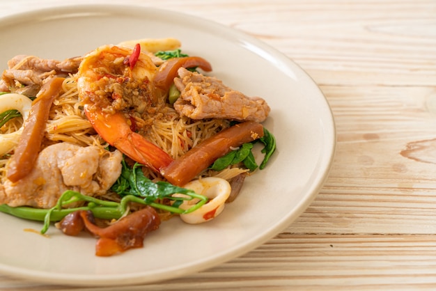 Vermicelli di riso saltati in padella con carne mista