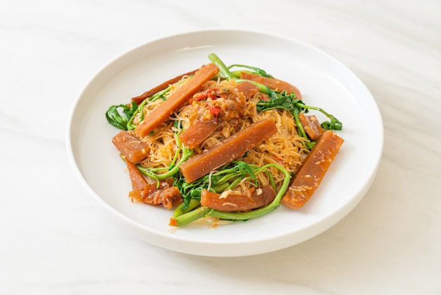 Vermicelli di riso saltati in padella e mimosa d'acqua con calamari sott'aceto - Cucina asiatica