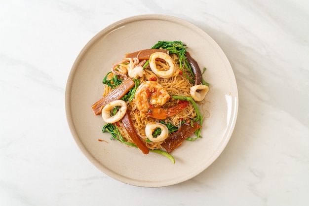 Vermicelli di riso saltati in padella e mimosa d'acqua con mix di frutti di mare