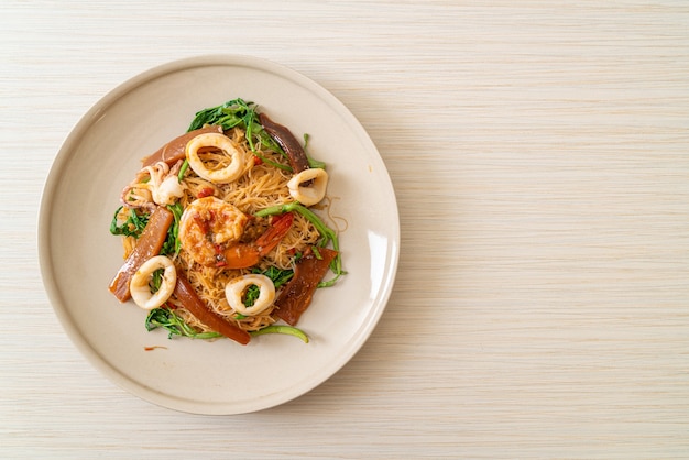 Vermicelli di riso saltati in padella e mimosa d'acqua con mix di frutti di mare