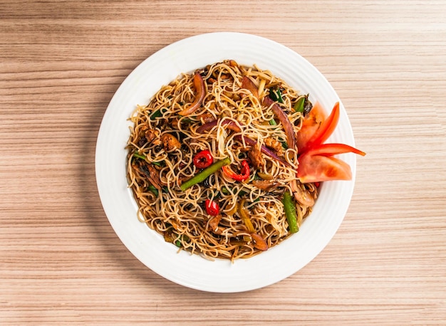 vermicelli di riso stufato con cavolo in salamoia e anatra tritata servito in un piatto isolato sul tavolo vista del cibo di Hong Kong