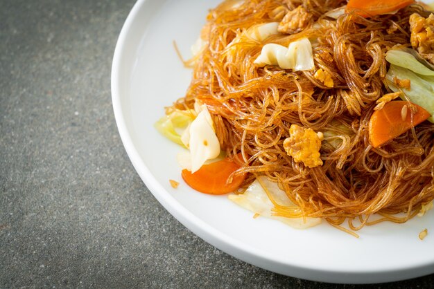 Vermicelli saltati in padella con cavolo, carota e uova - stile vegano