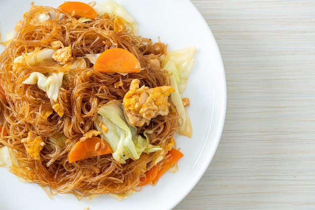 Vermicelli saltati in padella con cavolo, carota e uova - stile vegano