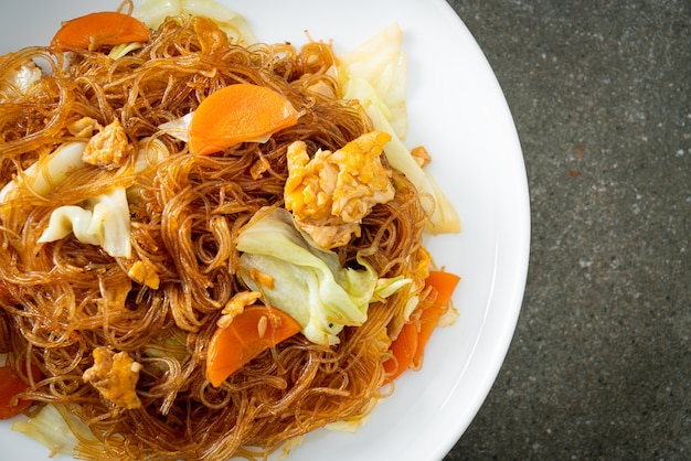 Vermicelli saltati in padella con cavolo, carota e uovo