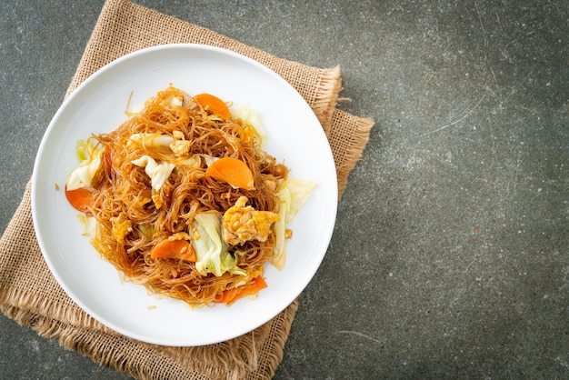 Vermicelli saltati in padella con cavolo, carote e uova - stile alimentare vegano